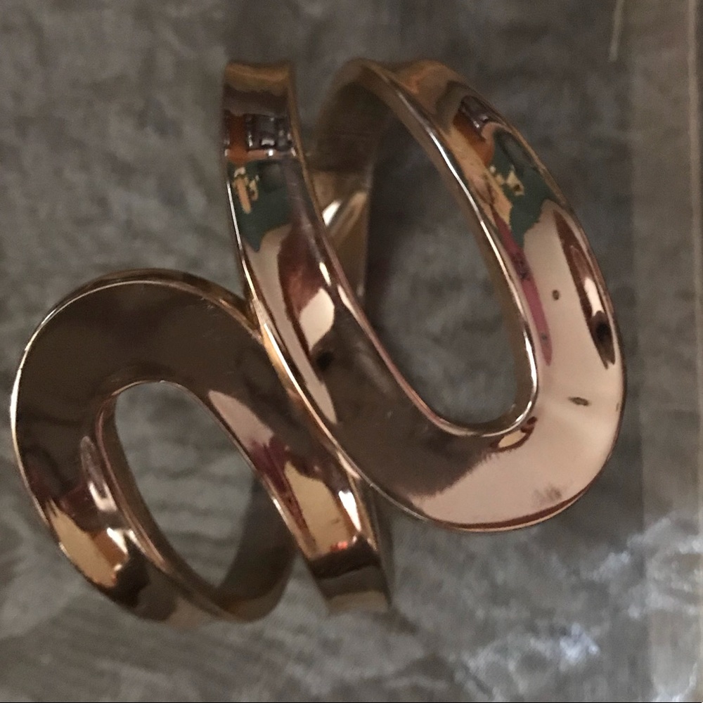 Gold swirl bracelet